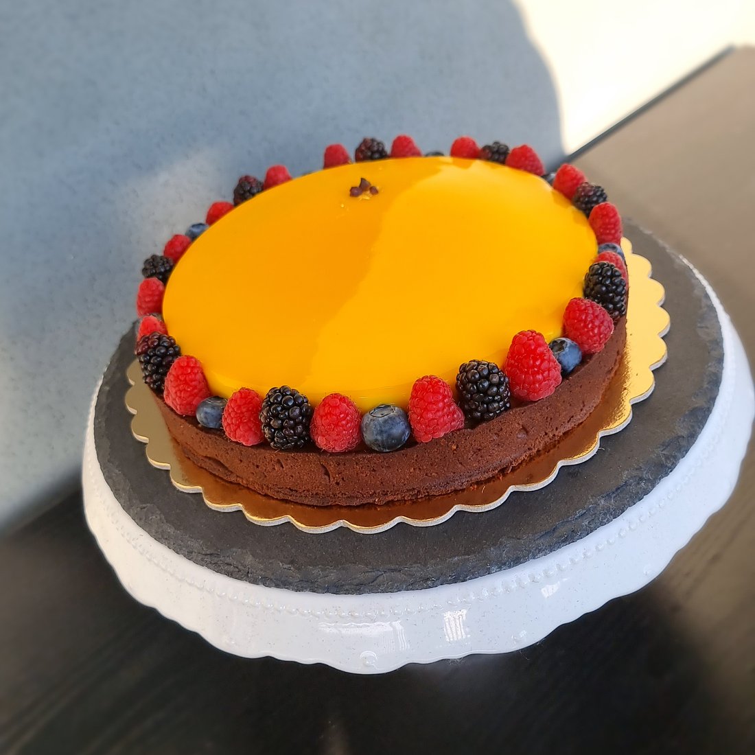 Torta moderna rosa decorata con frutti rossi